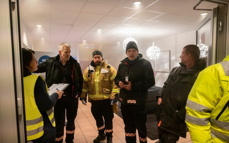 Brannøvelse på Næringsbygget. Overbrannmester Geir Hekne, nummer to fra høyre, er generelt sett fornøyd. Brannøvelse på Næringsbygget. Overbrannmester Geir Hekne, nummer to fra høyre, er generelt sett fornøyd.
