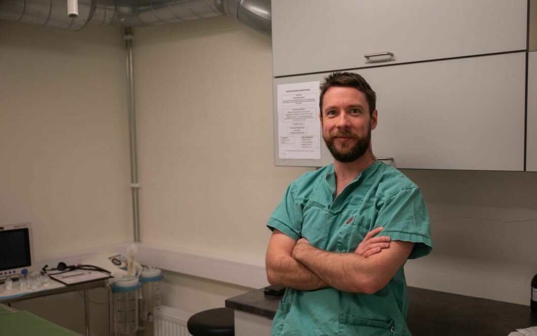 Veterinær Hans Kristian Mjelde har bestemt seg for å likevel fortsette med veterinærpraksis på Svalbard.