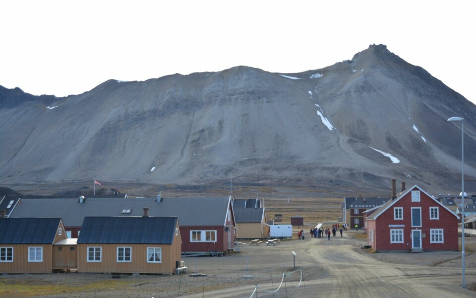 NY-ÅLESUND: Kings Bay AS får til sammen 35 millioner kroner i ekstra korona-tilskudd av regjeringen. NY-ÅLESUND: Kings Bay AS får til sammen 35 millioner kroner i ekstra korona-tilskudd av regjeringen.