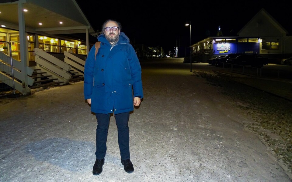 BLIR BANK-PENDLER: Russlands generalkonsul på Spitsbergen, Sergey Gushchin, utenfor bankbygget i Longyearbyen. Etter at Sparebank1-filialen nedlegges ved nyttår vil han jevnlig fly til Tromsø for å kunne drive generalkonsulatet i Barentsburg. BLIR BANK-PENDLER: Russlands generalkonsul på Spitsbergen, Sergey Gushchin, utenfor bankbygget i Longyearbyen. Etter at Sparebank1-filialen nedlegges ved nyttår vil han jevnlig fly til Tromsø for å kunne drive generalkonsulatet i Barentsburg.