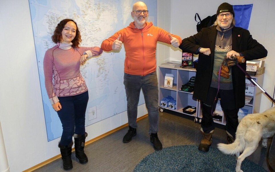 FORNØYDE: Frps Diana Halvarp og Jørn Dybdahl i tidsriktig omfavnelse med daglig leder Ronny Brunvoll i Visit Svalbard, for å feire at statstilskuddet dobles neste år.