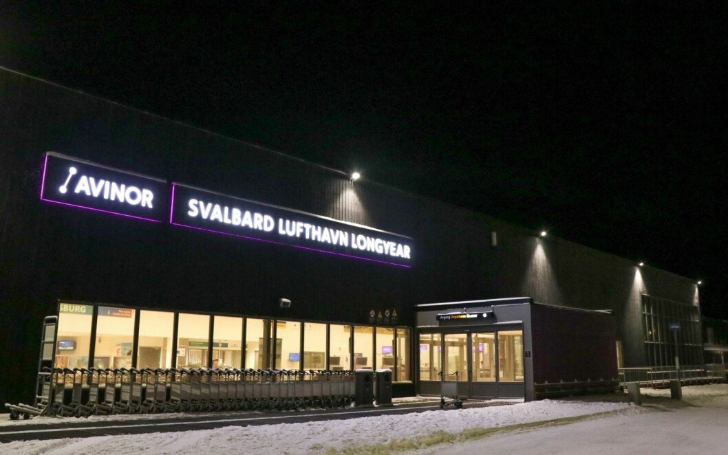 VIS HENSYN: Piloter kan bli blendet av fjernlys fra biler under innflyging. Sysselmannen og Avinor oppfordrer bilister til å blende ned. VIS HENSYN: Piloter kan bli blendet av fjernlys fra biler under innflyging. Sysselmannen og Avinor oppfordrer bilister til å blende ned.