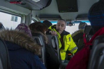 Jan Morten Ertsaas, direktør i Store Norske viser journalister, politikere og andre rundt i Svea sentrum i forbindelse med stengingen av Svea Nord. Jan Morten Ertsaas, direktør i Store Norske viser journalister, politikere og andre rundt i Svea sentrum i forbindelse med stengingen av Svea Nord.