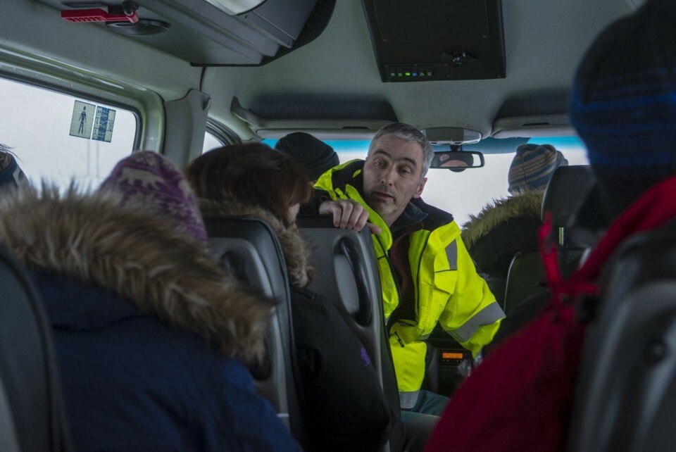 Jan Morten Ertsaas, direktør i Store Norske viser journalister, politikere og andre rundt i Svea sentrum i forbindelse med stengingen av Svea Nord.