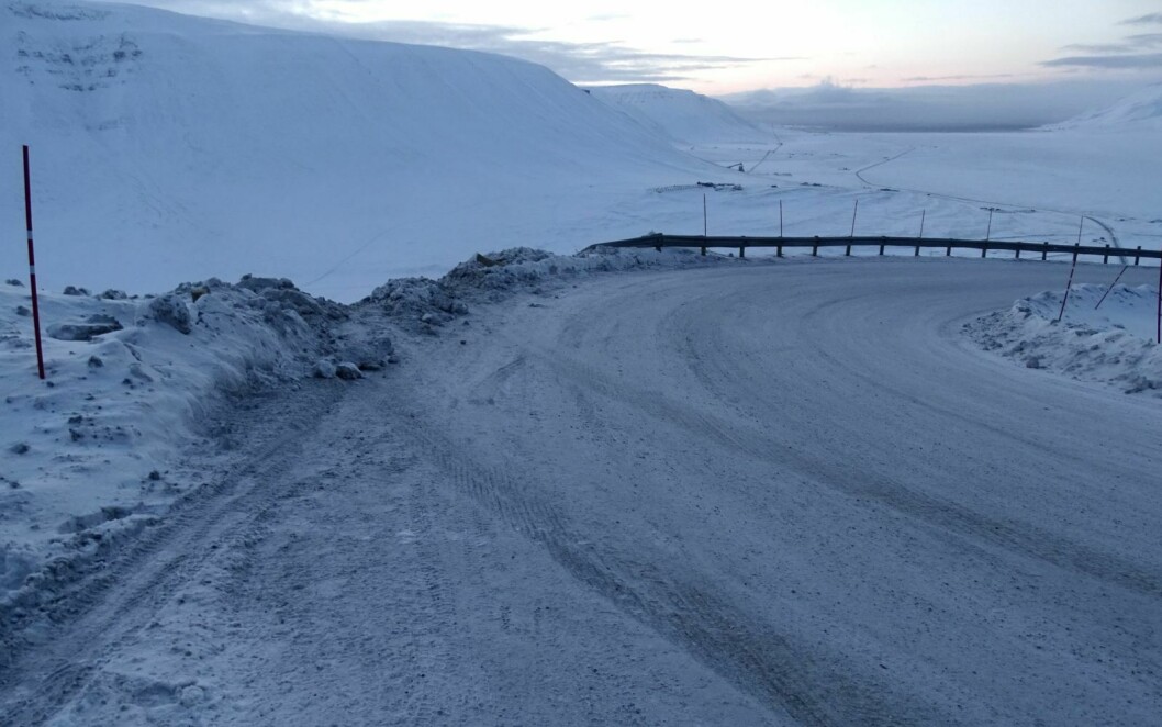 RISIKO: Trafikksikkerhetsutvalget mener veien opp til Gruve 7 bør stenges i helgene vinterstid. Bildet er tatt i forbindelse med en utforkjøring i mars.