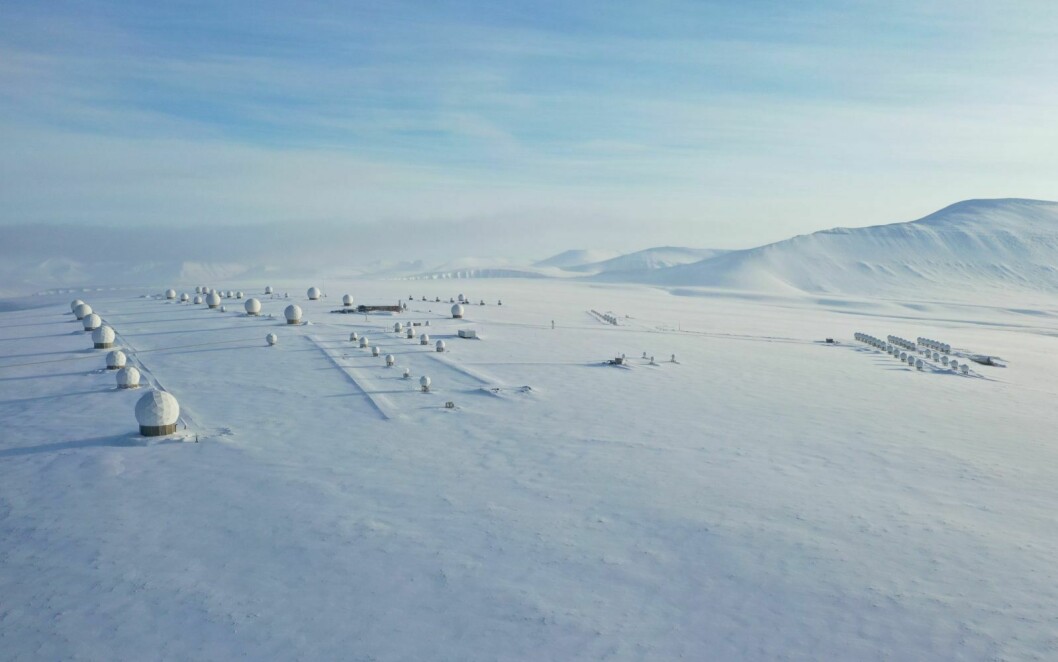 VERDENS STØRSTE: Svalbard satelittstasjon (Svalsat) på Platåberget er verdens største i sitt slag, med 99 antenner.