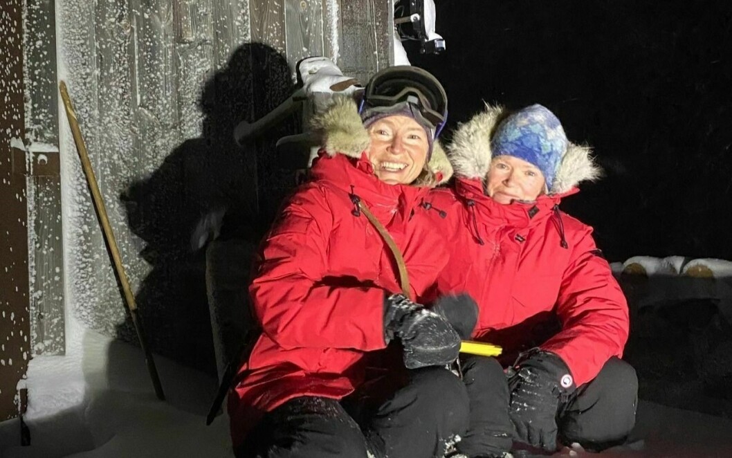 Bamsebu: Hilde Fålun Strøm (til venstre) og Sunniva Sørby har reist tilbake til Bamsebu og fortsetter sine prosjekter der over vinteren. Julen feirer de sammen på fangsthytta.