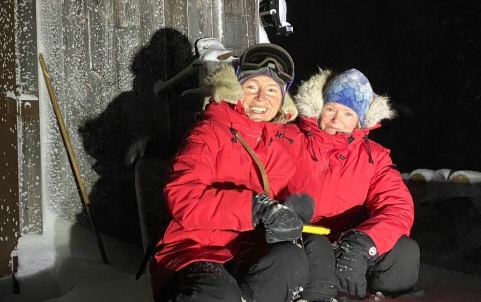 Bamsebu: Hilde Fålun Strøm (til venstre) og Sunniva Sørby har reist tilbake til Bamsebu og fortsetter sine prosjekter der over vinteren. Julen feirer de sammen på fangsthytta.