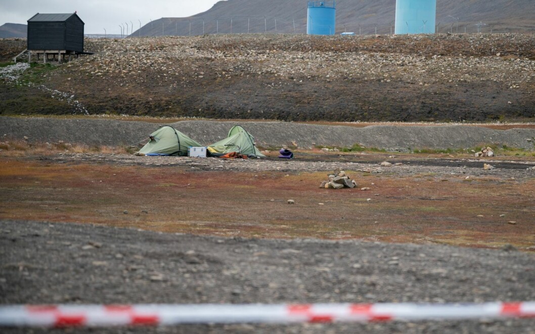 Johan J. Kootte ble angrepet og drept av isbjørn på campingplassen natt til fredag 28. august, hvor han også jobbet. Johan J. Kootte ble angrepet og drept av isbjørn på campingplassen natt til fredag 28. august, hvor han også jobbet.