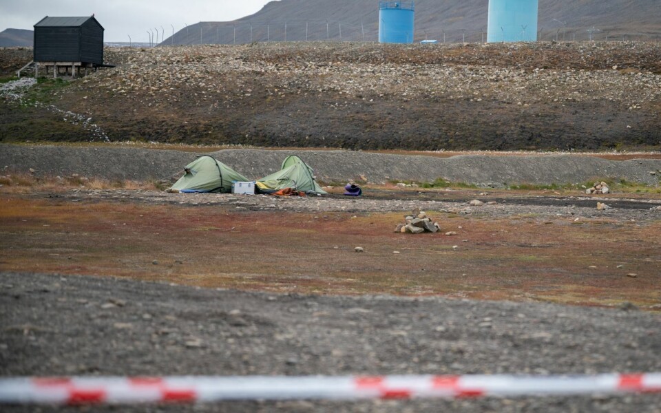Johan J. Kootte ble angrepet og drept av isbjørn på campingplassen natt til fredag 28. august, hvor han også jobbet. Johan J. Kootte ble angrepet og drept av isbjørn på campingplassen natt til fredag 28. august, hvor han også jobbet.