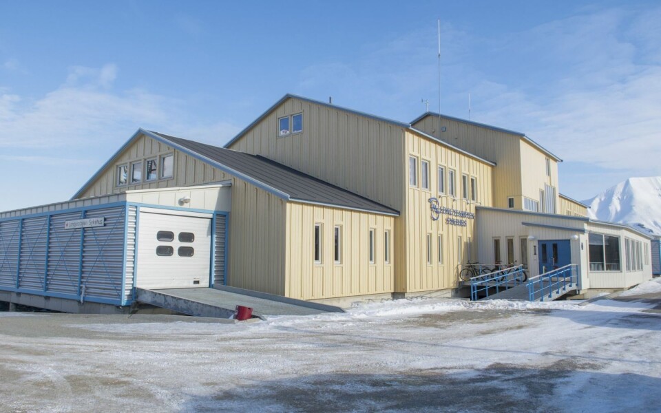 VAKSINE-ANSVAR: Cirka fem svalbardianere får korona-vaksine den første uka etter nyttår. De neste vaksinene kommer til Svalbard tre uker senere.