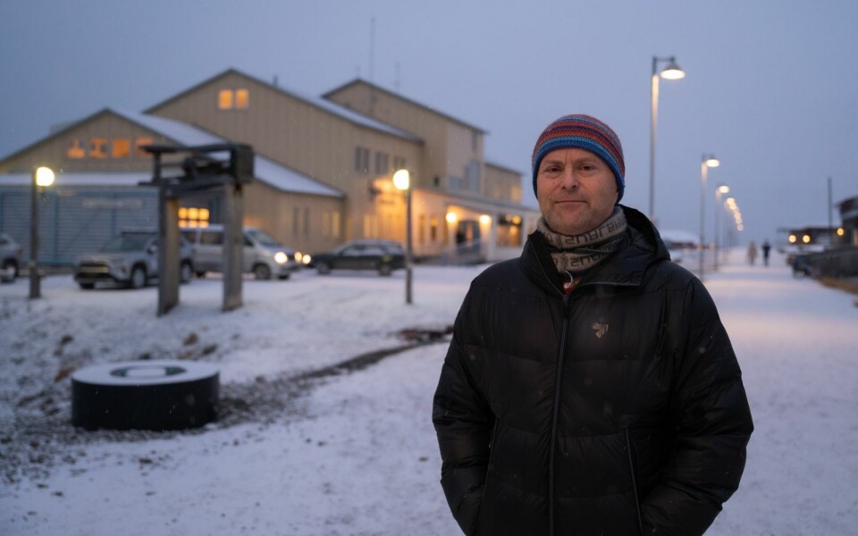 SMITTEFARE: Smittevernlege Knut Selmer ved Longyearbyen sykehus ber alle være ekstra nøye med smittevern-tiltak etter at fastboende har blitt smittet på fastlandet. De smittede vil oppholde seg på fastlandet til de er erklært friske. SMITTEFARE: Smittevernlege Knut Selmer ved Longyearbyen sykehus ber alle være ekstra nøye med smittevern-tiltak etter at fastboende har blitt smittet på fastlandet. De smittede vil oppholde seg på fastlandet til de er erklært friske.