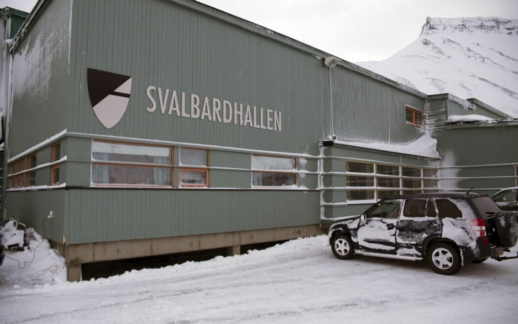 KORONASTENGT: De neste 14 dagene blir det ikke mulig å benytte tilbudene i Svalbardhallen på grunn av innstramminger i smitteverntiltak. KORONASTENGT: De neste 14 dagene blir det ikke mulig å benytte tilbudene i Svalbardhallen på grunn av innstramminger i smitteverntiltak.