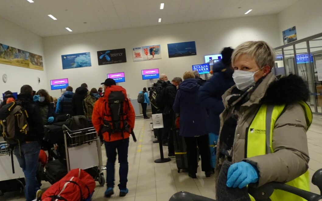 MUNNBIND: Dette blir et vanlig syn flere steder i Longyearbyen, etter råd fra myndighetene. Bildet er fra evakueringen av turister i mars ifjor. MUNNBIND: Dette blir et vanlig syn flere steder i Longyearbyen, etter råd fra myndighetene. Bildet er fra evakueringen av turister i mars ifjor.