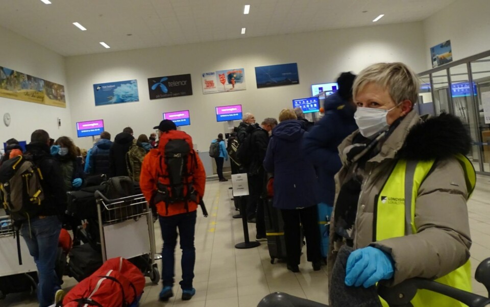 MUNNBIND: Dette blir et vanlig syn flere steder i Longyearbyen, etter råd fra myndighetene. Bildet er fra evakueringen av turister i mars ifjor.