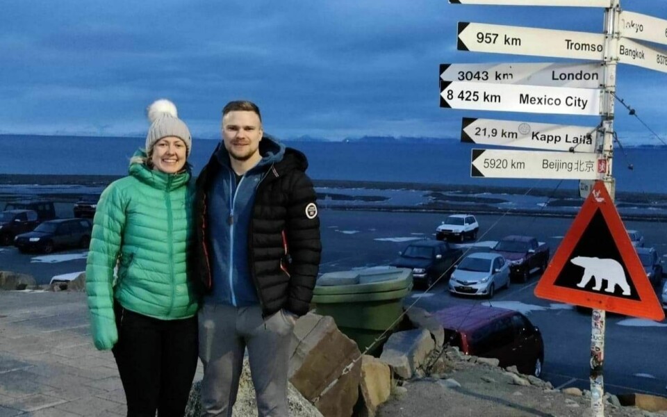Jeanett Nekkøy og Thomas Strømmen er forlovet. Til frieriet brukte han Svalbardpostens avisutgave.