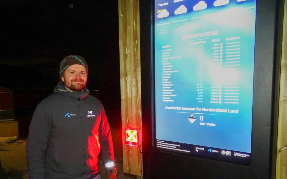 SOLID: Sjekk av skredsøker (rød lampe) og skjerm med oppdatert værinformasjon testes ved inngangen til Adventdalen. Stasjonen er utviklet av Telenor Svalbard, der Einar Jenssen leder arbeidet med innovasjon og teknologi.