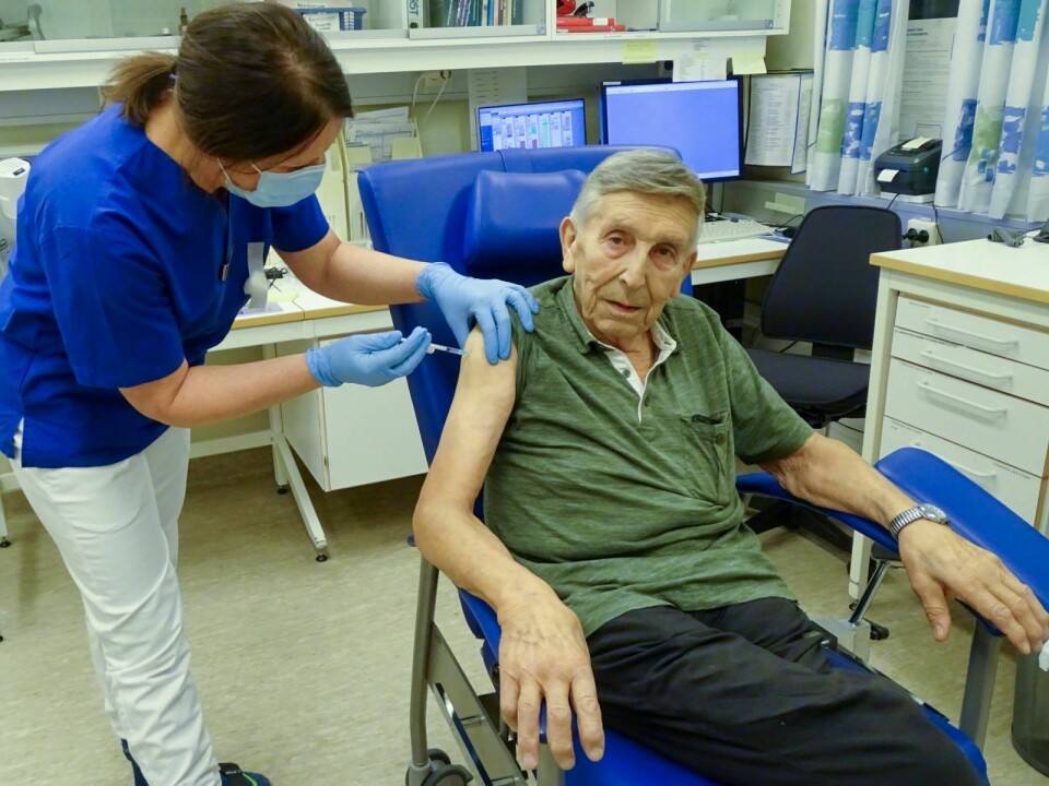 FØRST UT: Bjørn Henningsen fikk den første korona-vaksinedosen på Svalbard, satt av operasjonssykepleier Monica Nilsskog ved Longyearbyen sykehus.