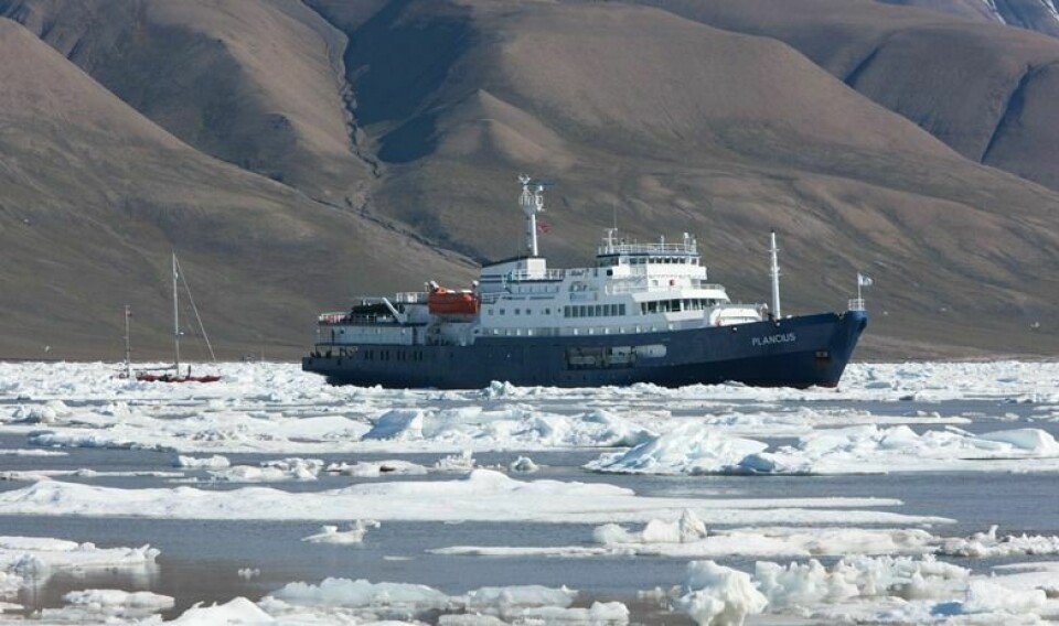 Turistskipet «Plancius» måtte tirsdag hjelpe den polske seilbåten «Eltanin» ut av isen på Adventfjorden.