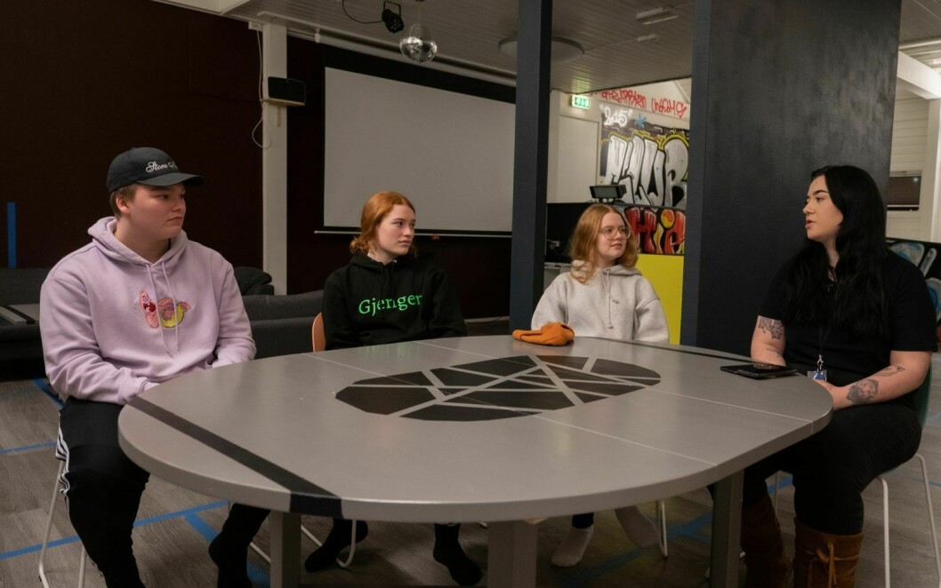 UHU-styret, her sammen med klubbleder Jenny Kvalheim Johnsby. Fra venstre: Tobias Fjerdingøy, Ronja Hermansen og Sarine Masterbakk.