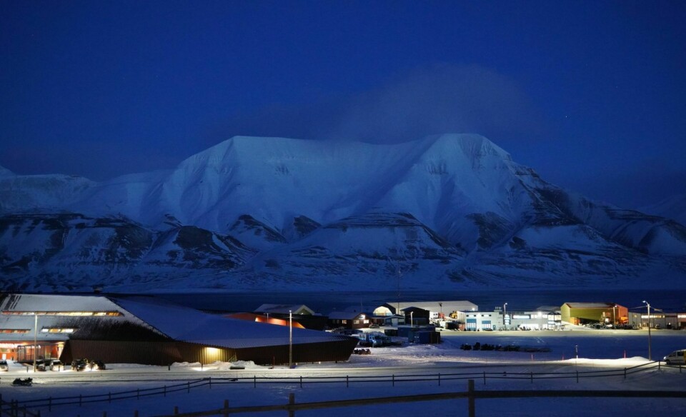 Om Svalbard: «Mørket her oppe i mørketiden er som et mørke i mørket og det er helt svart, som om det er mørket fra Nordpolen som ligger og duver rundt det lune bekkene i Longyearbyen;» Utdrag fra dette essayet av Ole Robert Sunde.
