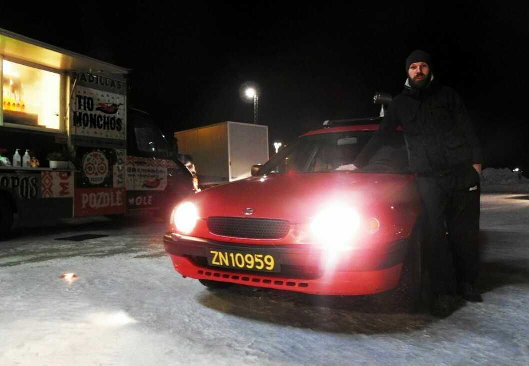 Romano Juric, eier av Svalbard Delivery Service, under en av kveldens mange bestillinger.