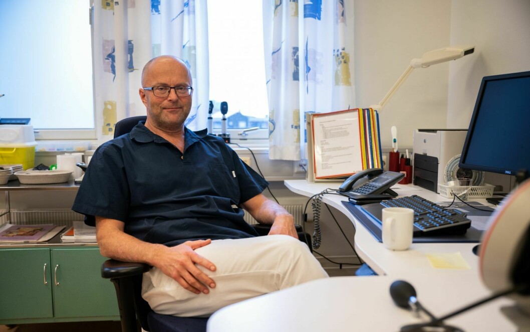 SMITTEVERNLEGE: Knut Selmer ved Longyearbyen sykehus presiserer at tilreisende selv må organisere og bekoste korona-test før reisen til Svalbard.