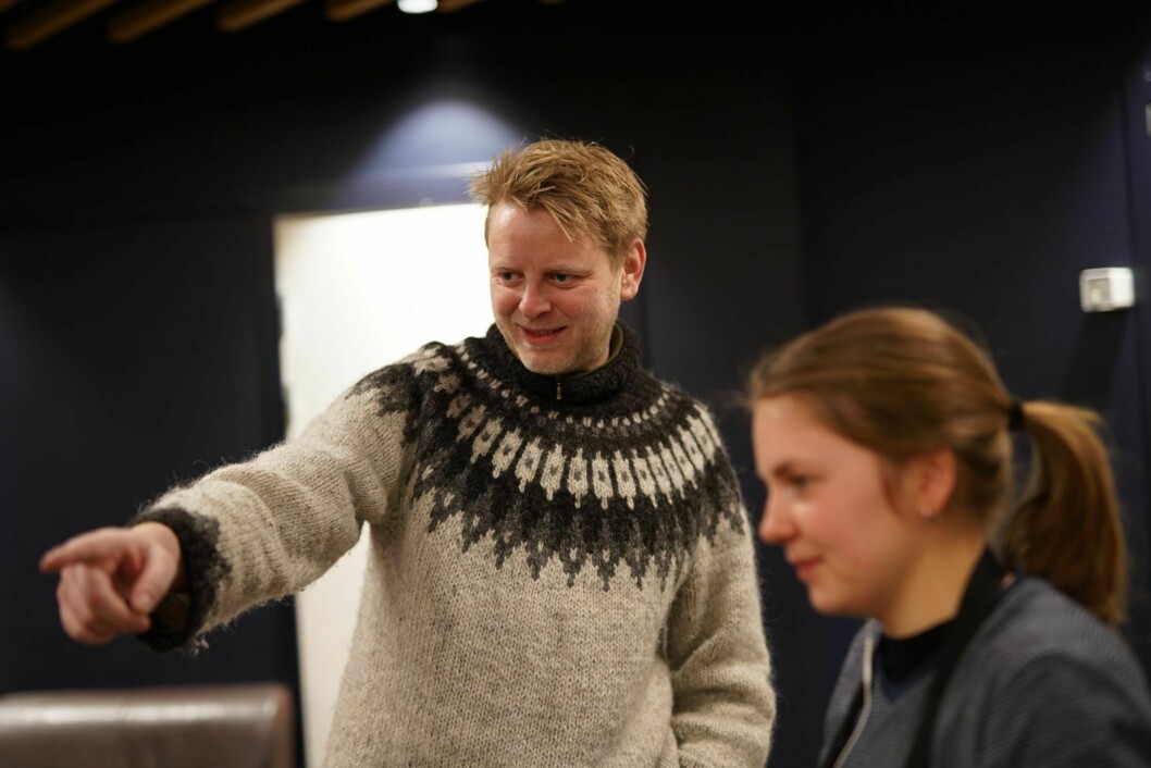 UNDERVISNING: Stian Bringsverd Olsen underviser elever ved Svalbard Folkehøgskole.