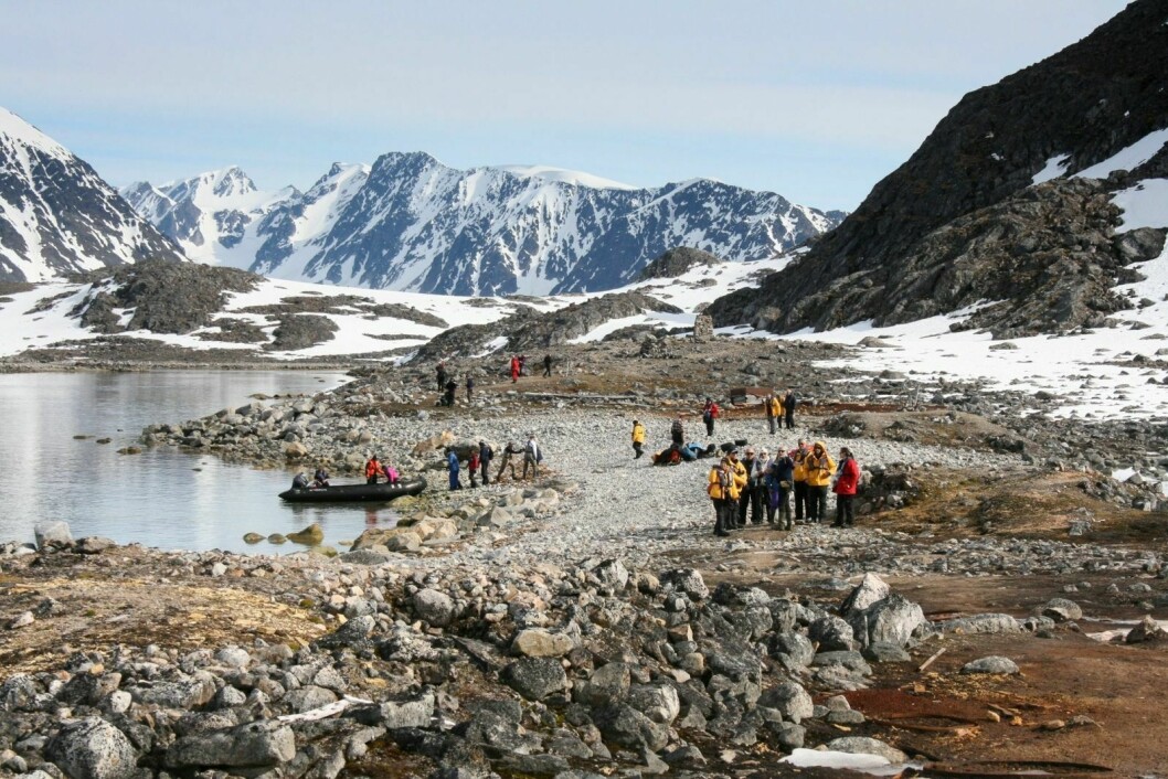 Virgohamna: Turisme er en påkjenning for kulturmiljøer. Turister på besøk i det sårbare kulturmiljøet Virgohamna på Svalbard.