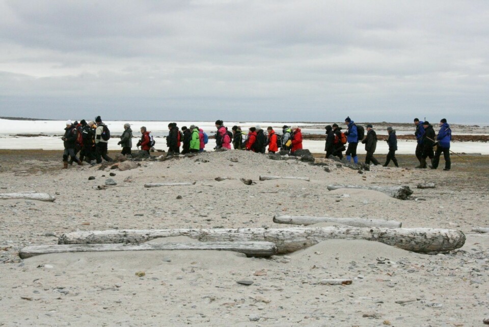 Smeerenburg: Turister besøker restene etter den hollandske hvalfangststasjonen i Smeerenburg nordvest på Spitsbergen, Svalbard.