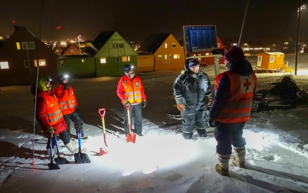 HAR PEILING: Folk fra Longyearbyen Røde Kors Hjelpekorps monterte anlegg for peiling av nedgravde skredsendere ved siden av alpinanlegget onsdag kveld.