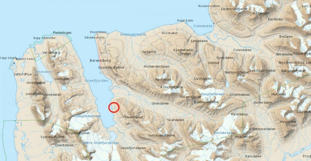 Skuteren havnet i fjæra ved Sandmokneika ved Grønfjorden. Skuteren havnet i fjæra ved Sandmokneika ved Grønfjorden.