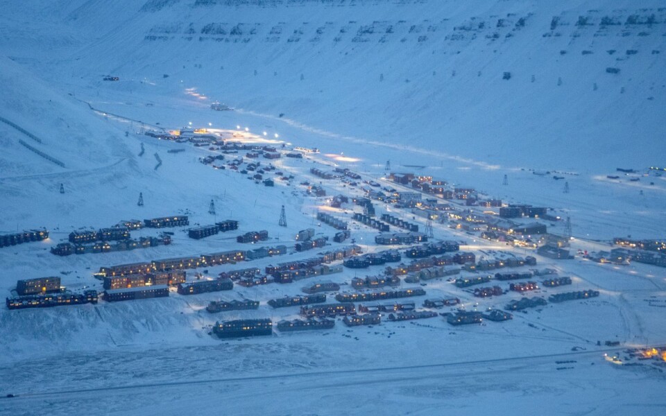TURISTBY: Longyearbyen er sårbar for reiserestriksjoner, men effekten av testkrav før innreise synes nå å ha avtatt.