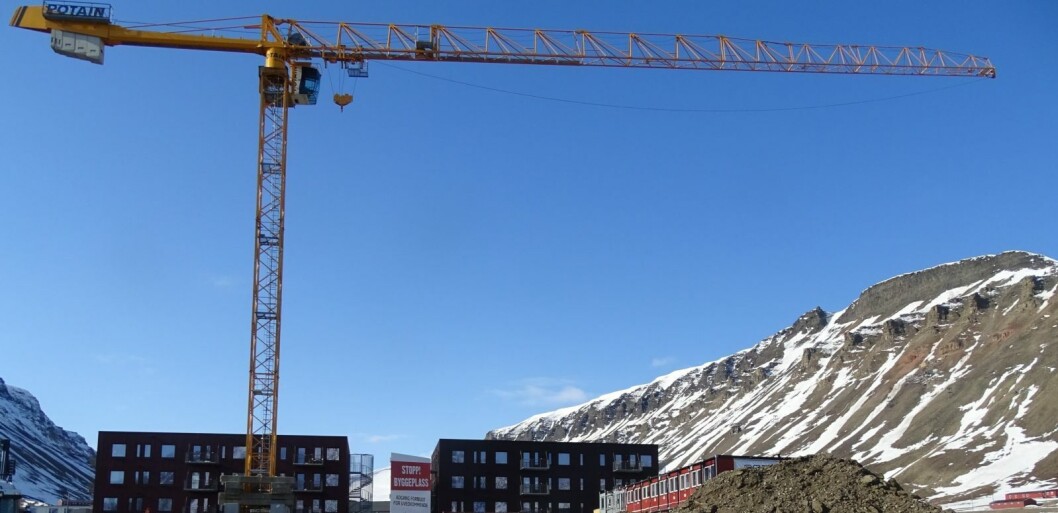 FARLIG: Noen klatrer i byggekrana på Elvesletta på kveldstid og i helger. Sysselmannen ber folk slutte med det. FARLIG: Noen klatrer i byggekrana på Elvesletta på kveldstid og i helger. Sysselmannen ber folk slutte med det.