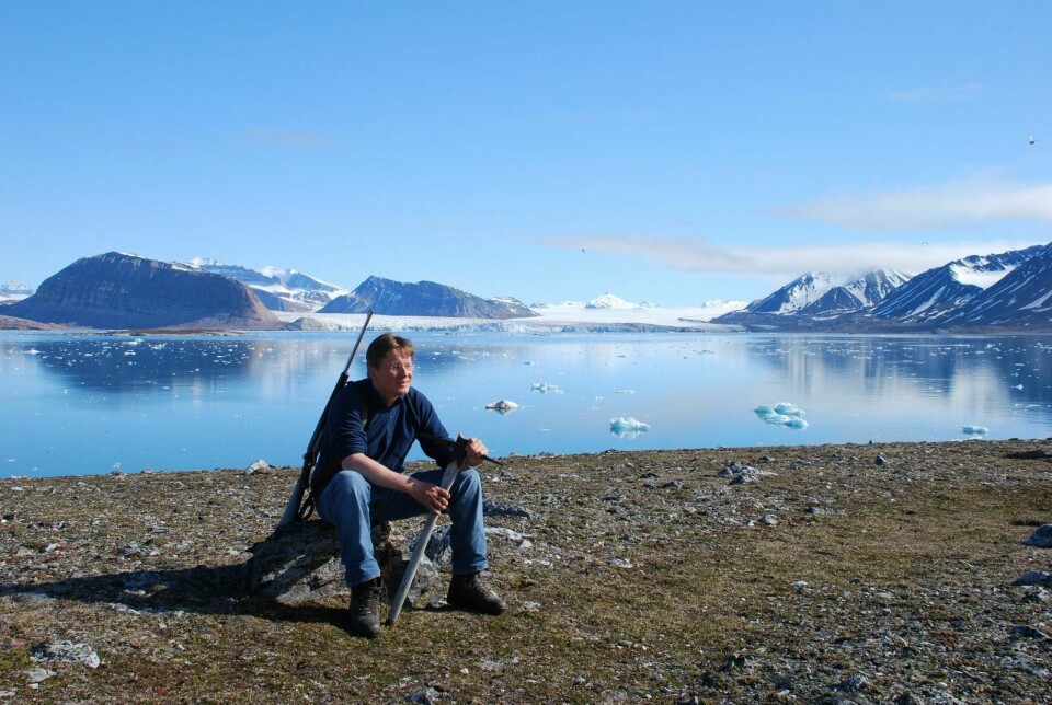 AUGNEVITNE TIL ENDRINGAR: Forskar Geir Wing Gabrielsen merkar i stadig større grad at landskapet på Svalbard endrar seg i takt med varmare klima. Her er han fotografert under feltarbeid i Kongsfjorden.