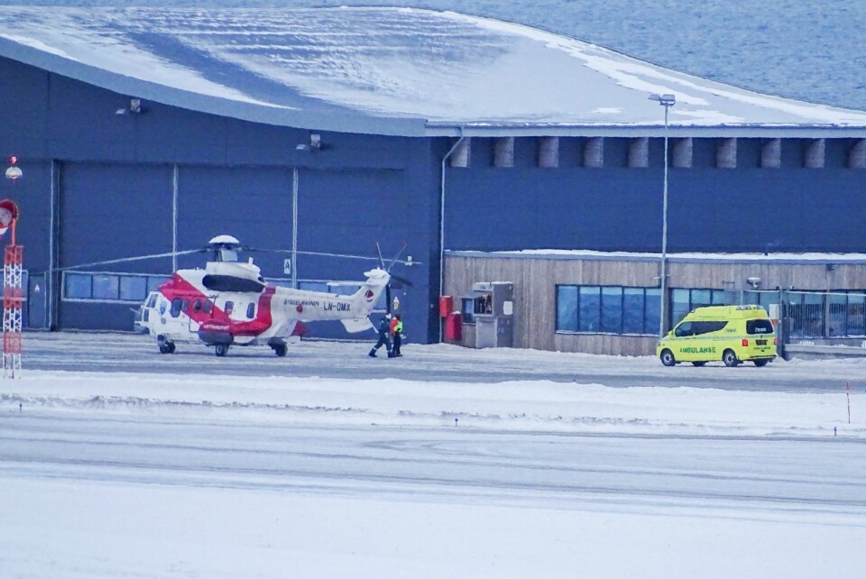 Lettere skadd: Den skadde med bandasje rundt hodet går inn i ambulansen på flyplassen.