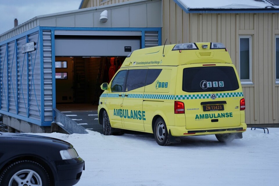 Gikk selv: Den skadde personen etter isbjørnangrepet ble kjørt til Longyearbyen sykehus. Vedkommende gikk selv ut av ambulansen.