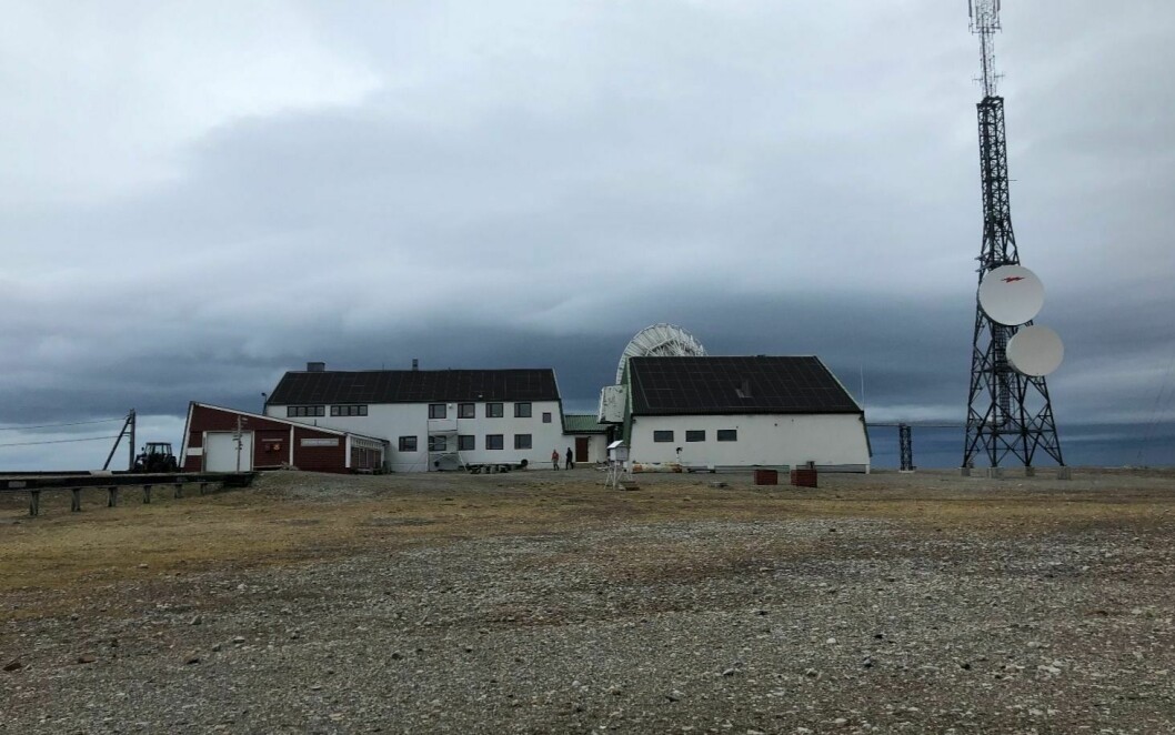 SOLCELLER PÅ TAKET: Isfjord Radio skal få solceller på taket. Denne illustrasjonen skal vise hvordan det blir seende ut.