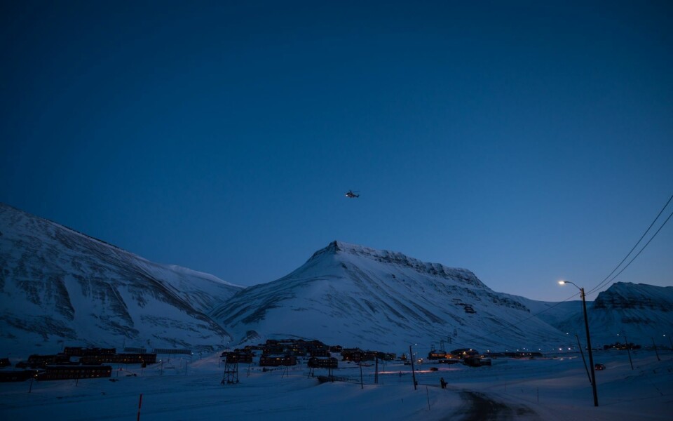 Sysselmannens helikopter hentet den skadede skigåeren ved Longyearbreen. Sysselmannens helikopter hentet den skadede skigåeren ved Longyearbreen.