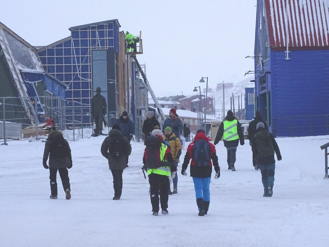 ØKT TRAFIKK: Kombinasjonen flere gjester og solfest-uke med flere arrangementer, er blant argumentene bak hastevedtaket om å påby bruk av munnbind i Longyearbyen de neste ukene. ØKT TRAFIKK: Kombinasjonen flere gjester og solfest-uke med flere arrangementer, er blant argumentene bak hastevedtaket om å påby bruk av munnbind i Longyearbyen de neste ukene.