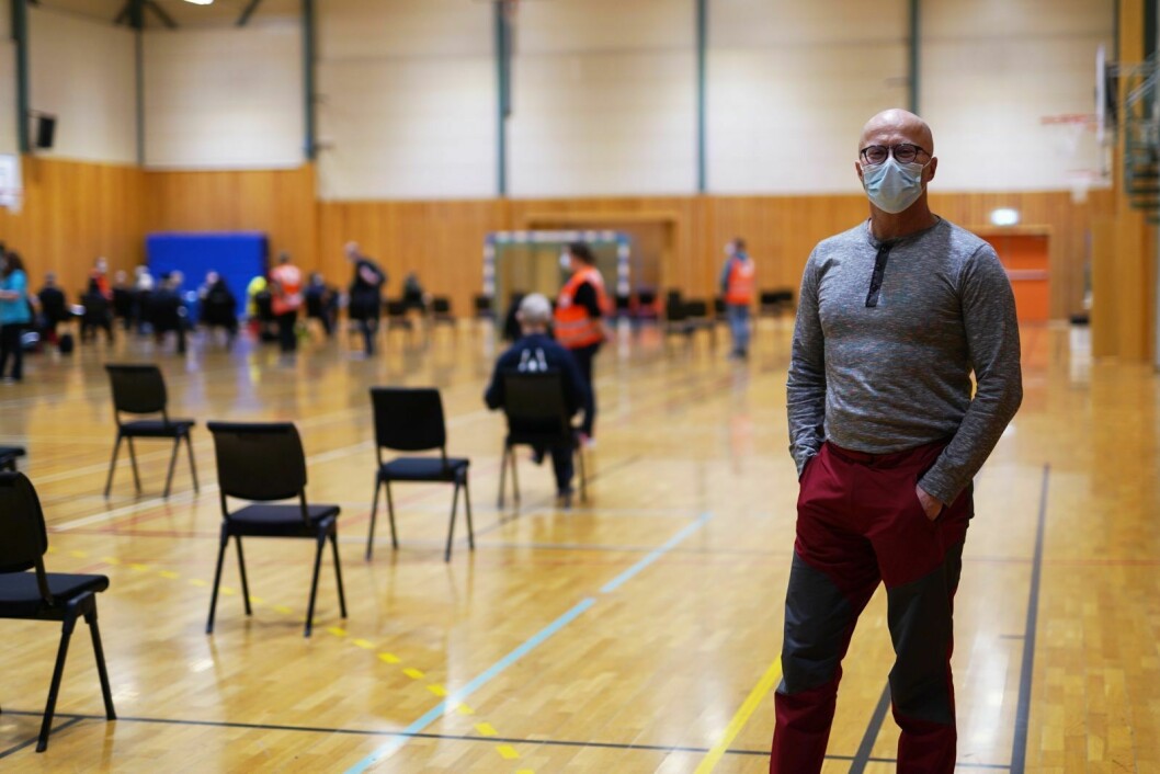 FORSIKRER: Smittevernlege Knut Selmer ved Longyearbyen sykehus, her ved onsdagens vaksine-arrangement i Svalbardhallen.