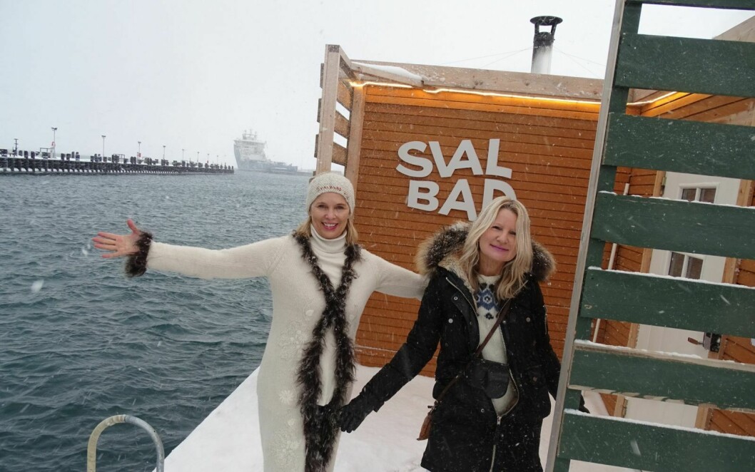 STØDIG: Anne Kristin Møller (t.v.) og Tone Skjelstad i Artcards gleder seg til fredagens vinterbad-kunst ved Svalbad i havna.