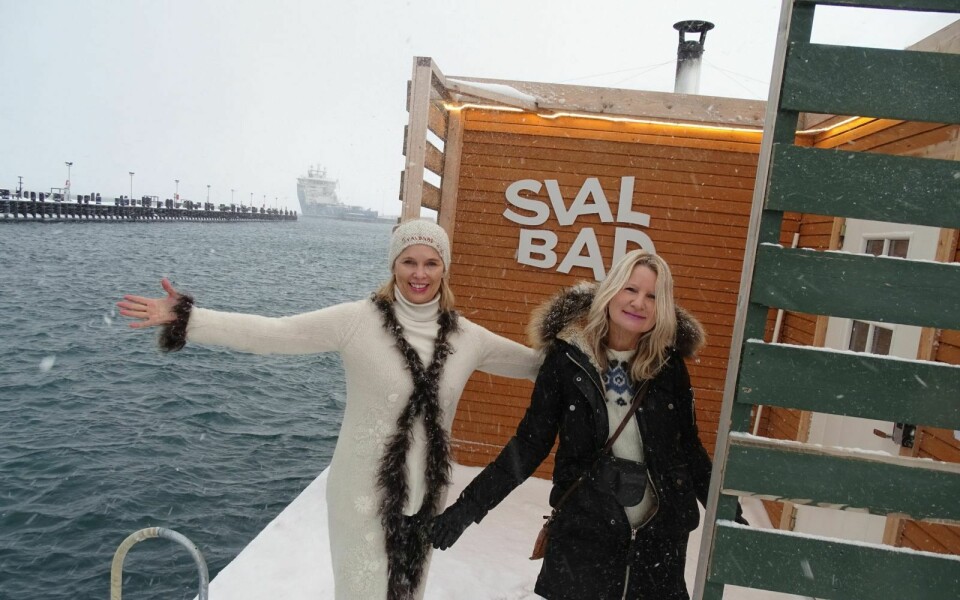 STØDIG: Anne Kristin Møller (t.v.) og Tone Skjelstad i Artcards gleder seg til fredagens vinterbad-kunst ved Svalbad i havna.