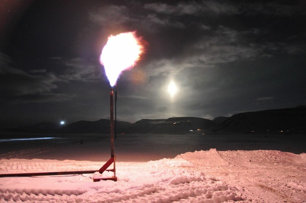 FANT GASS: Gass fra grunnen brennes av under forskningen i Adventdalen. FANT GASS: Gass fra grunnen brennes av under forskningen i Adventdalen.