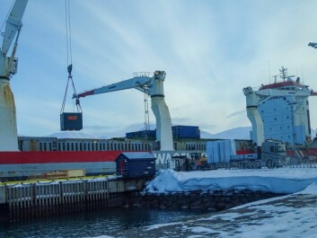 OVER KAI: Hundrevis av deler til Longyearbyens nye hybelhus heises i land fra "Avonborg" de neste ukene. OVER KAI: Hundrevis av deler til Longyearbyens nye hybelhus heises i land fra "Avonborg" de neste ukene.