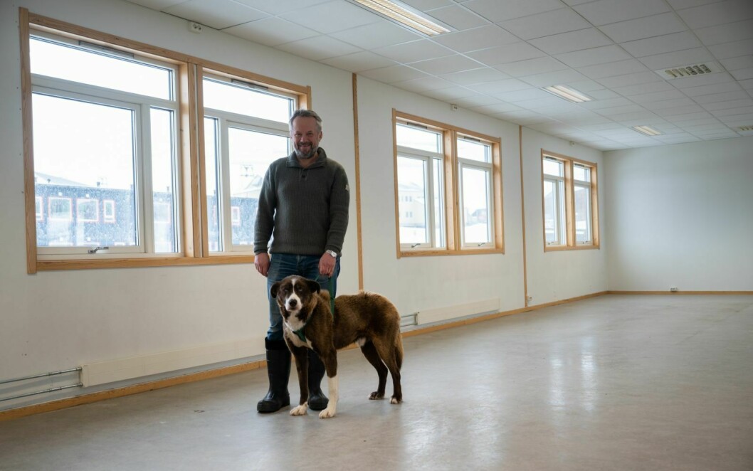 Før ombygging: Svalbardposten-redaktør Børre Haugli med redaksjonshunden Leif i de nye lokalene. De skal bygges om før avisens fem ansatte bytter kontor.