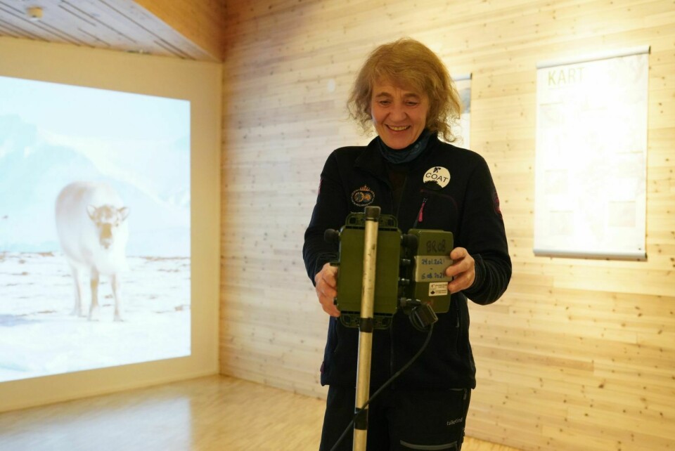 Utstilling: Overvåkningsprogrammet COAT skal dokumentere effekter av tundraøkosystemet på Svalbard. COAT Svalbards prosjektleder, Åshild Ønvik Pedersen, ved Norsk Polarinstitutt viser her fram et viltkamera som er en del av utstillingen på Svalbard Museum.