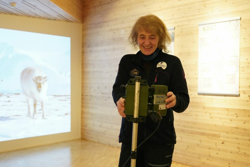 Utstilling: Overvåkningsprogrammet COAT skal dokumentere effekter av tundraøkosystemet på Svalbard. COAT Svalbards prosjektleder, Åshild Ønvik Pedersen, ved Norsk Polarinstitutt viser her fram et viltkamera som er en del av utstillingen på Svalbard Museum. Utstilling: Overvåkningsprogrammet COAT skal dokumentere effekter av tundraøkosystemet på Svalbard. COAT Svalbards prosjektleder, Åshild Ønvik Pedersen, ved Norsk Polarinstitutt viser her fram et viltkamera som er en del av utstillingen på Svalbard Museum.