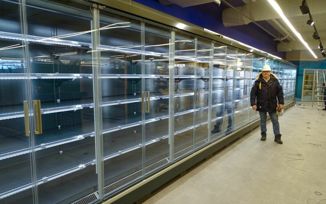 STØRRE OG BEDRE: Daglig leder Ronny Strømnes ved nye kjøleskap i Svalbardbutikkene.