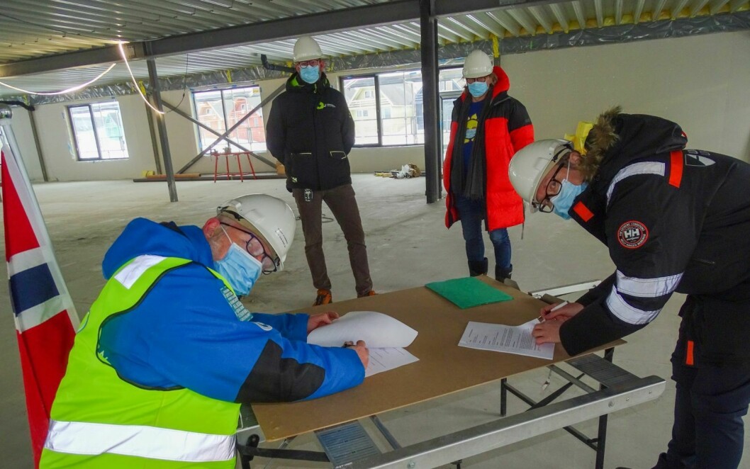FORMALIA: Daglig leder Ronny Strømnes (f.v.) i Svalbardbutikken og administrasjonssjef Hege Walør Fagertun i Longyearbyen lokalstyre (LL) undertegner leieavtale for fremtidig galleri, kino og ungdomshus. LLs prosjektleder Robert Bjørklund og kultursjef Are Nundal deltok også under seremonien.